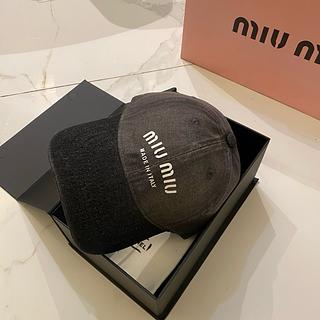 Miumiu boné