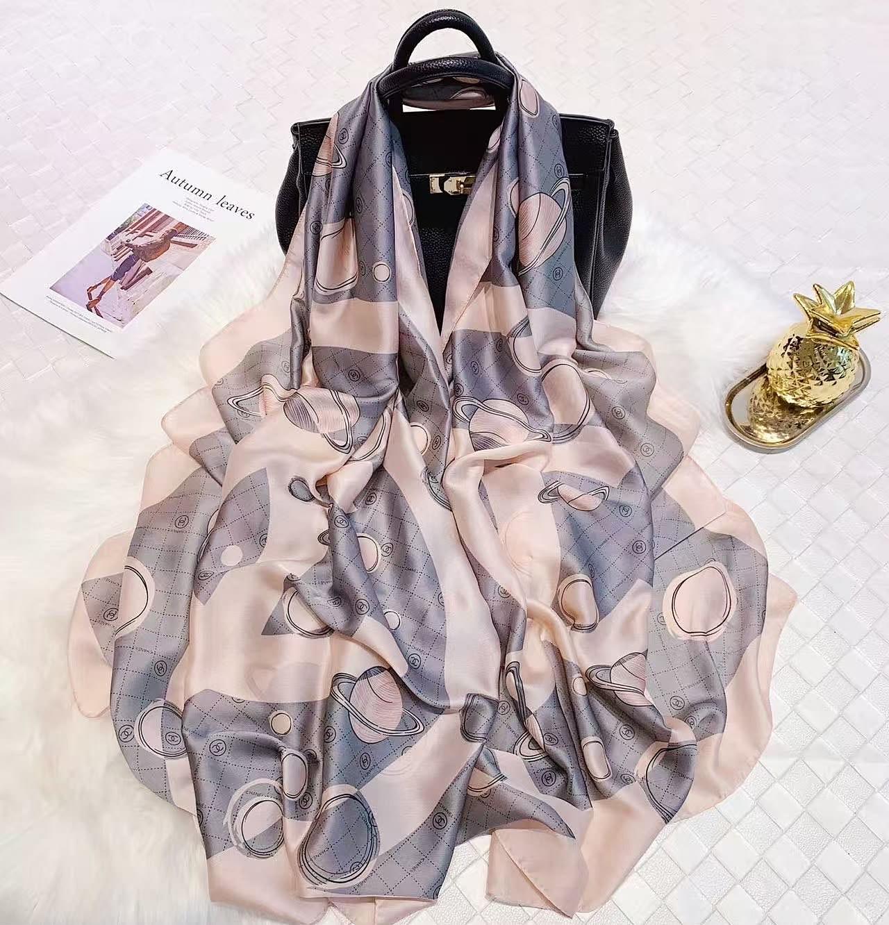 Chanel Lenço longo de seda