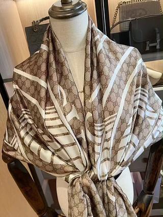 Gucci Lenço longo de seda