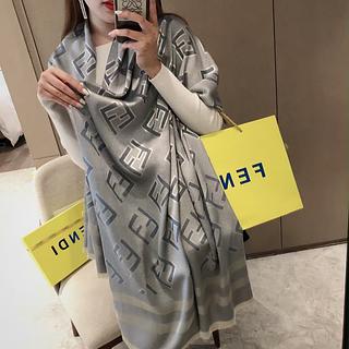 Fendi lenço cachecol